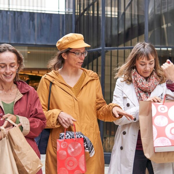 Gruppo di amiche donne hanno fatto shopping, Serravalle Outlet