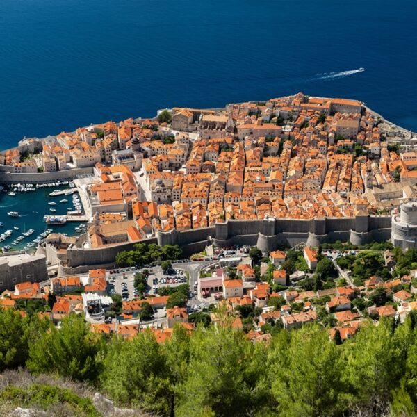 Città di Dubrovnik, Croazia, vista dall'alto con mura fortificate