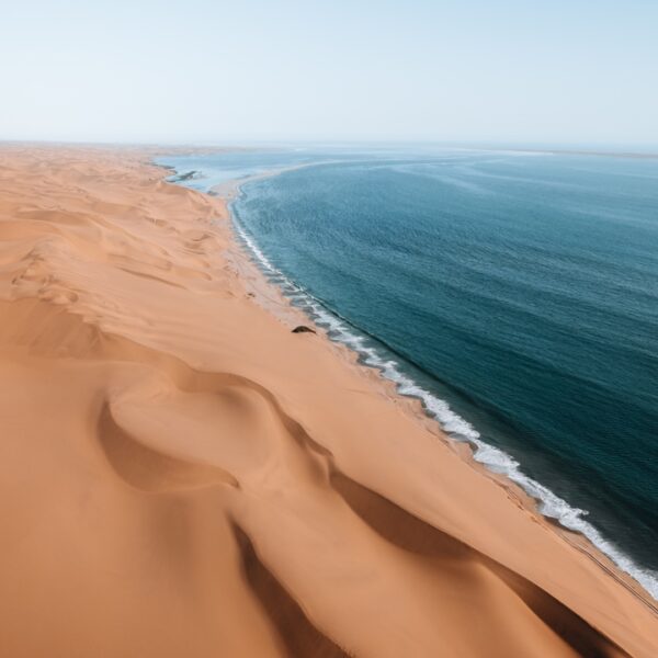 Incontro tra il deserto e l'Oceano Atlantico a Sandwich Harbour, Namibia