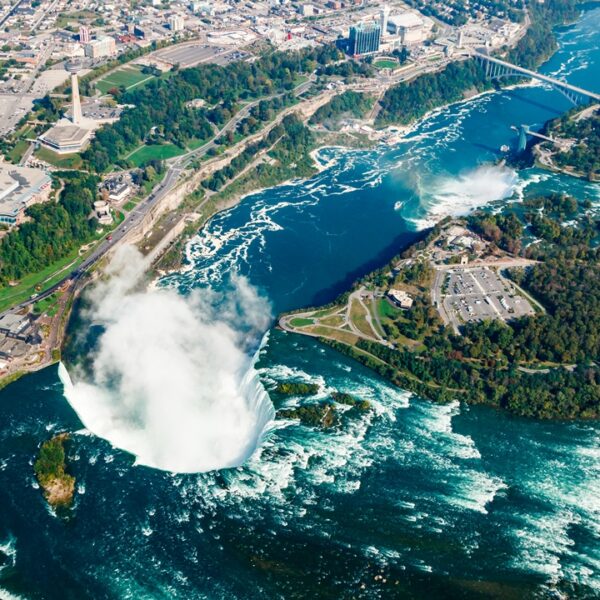 Panorama aereo sulle Cascate del Niagara, al confine tra USA e Canada