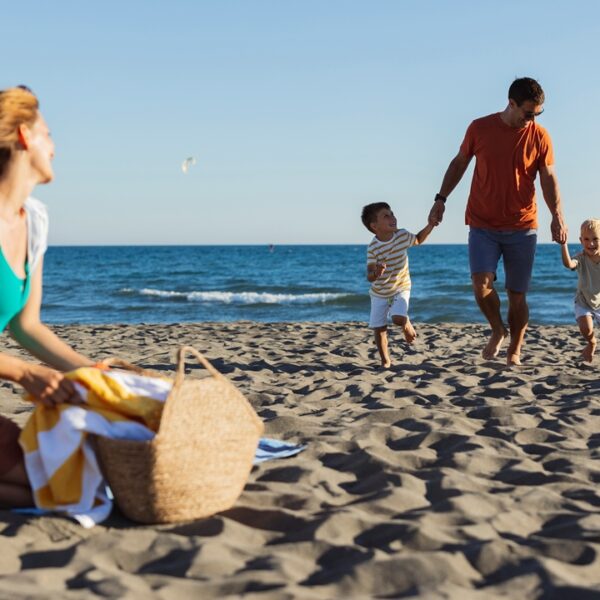 Famiglia felice in spiaggia in Sicilia