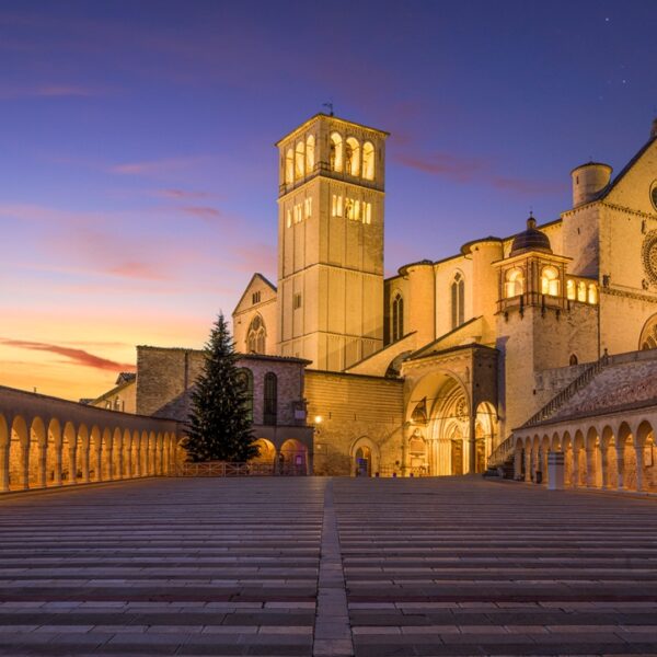 Basilica inferiore di San Francesco illuminata di notte, ad Assisi, Umbria