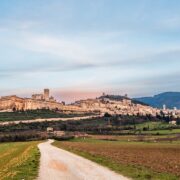 Panorama della città medievale di Assisi, Umbria, dalla valle