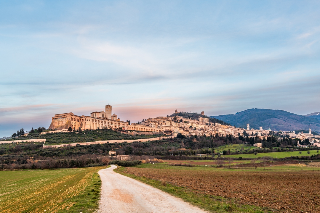 Panorama della città medievale di Assisi, Umbria, dalla valle