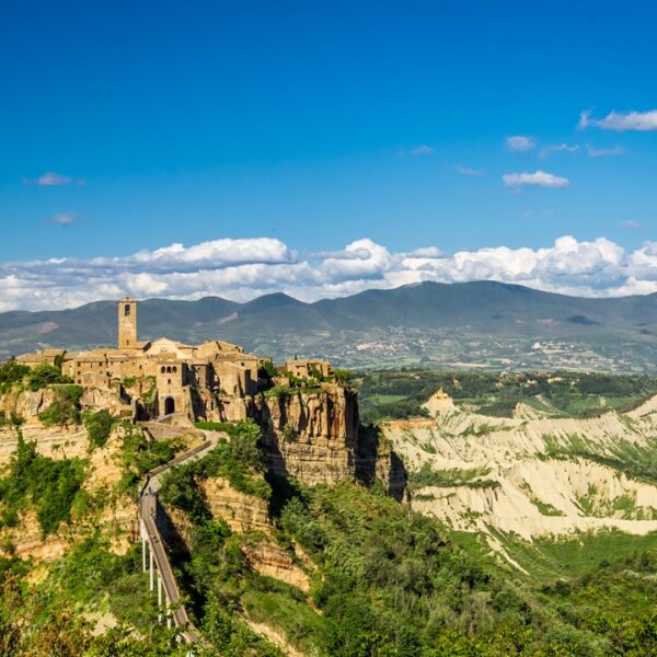 Civita di Bagnoregio, la "città che muore" arroccata sul tufo, Lazio