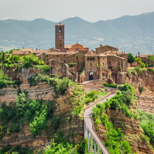 Civita di Bagnoregio, la "città che muore" arroccata sul tufo, Lazio