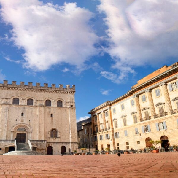 Piazza della città medievale di Gubbio, Umbria