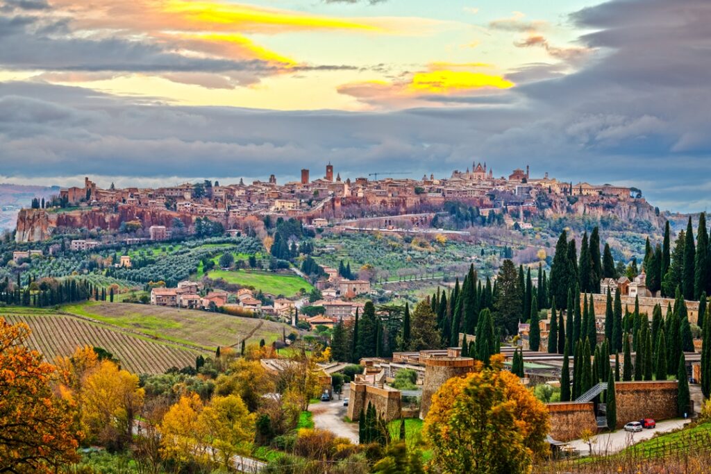 Panorama al tramonto della città medievale di Orvieto, Umbria