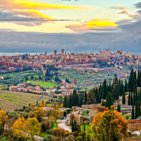 Panorama al tramonto della città medievale di Orvieto, Umbria