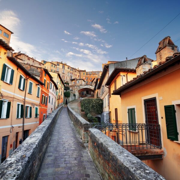 Strada medievale con acquedotto a Perugia, Umbria