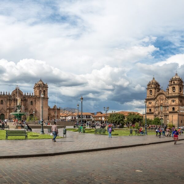 Plaza de Armas con fontana inca e cattedrale a Cusco, Perù